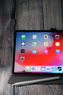 Ipad pro 2018 inç Apple kalem ile. Ipad pro çok güçlü, taşınabilir ve çok yönlü bir tablet. Çalışmayı ve eğlenmeyi mükemmel kılıyor.