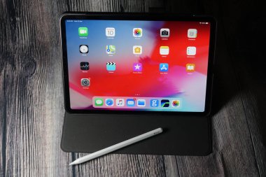 Ipad pro 2018 inç Apple kalem ile. Ipad pro çok güçlü, taşınabilir ve çok yönlü bir tablet. Çalışmayı ve eğlenmeyi mükemmel kılıyor.