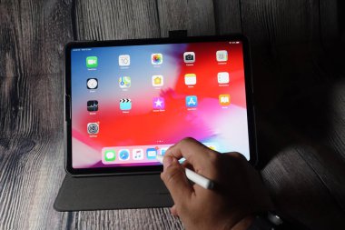 Ipad pro 2018 inç Apple kalem ile. Ipad pro çok güçlü, taşınabilir ve çok yönlü bir tablet. Çalışmayı ve eğlenmeyi mükemmel kılıyor.