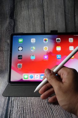 Ipad pro 2018 inç Apple kalem ile. Ipad pro çok güçlü, taşınabilir ve çok yönlü bir tablet. Çalışmayı ve eğlenmeyi mükemmel kılıyor.
