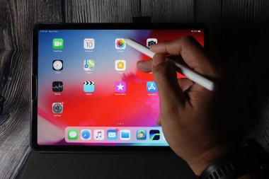 Ipad pro 2018 inç Apple kalem ile. Ipad pro çok güçlü, taşınabilir ve çok yönlü bir tablet. Çalışmayı ve eğlenmeyi mükemmel kılıyor.