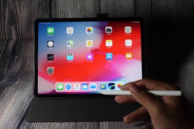 Ipad pro 2018 inç Apple kalem ile. Ipad pro çok güçlü, taşınabilir ve çok yönlü bir tablet. Çalışmayı ve eğlenmeyi mükemmel kılıyor.