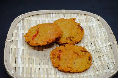 Vada (Vadai, Vadei) geleneksel bir Güney Hint yemeğidir. Bu acılı ve baharatlı börek aperatif olarak mükemmeldir ve Malezyalılar arasında çok popülerdir.