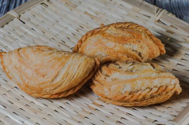 Malezya 'da körili puf veya yerel olarak Karipap olarak bilinir.