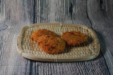 Vada (Vadai, Vadei) geleneksel bir Güney Hint yemeğidir. Bu acılı ve baharatlı börek aperatif olarak mükemmeldir ve Malezyalılar arasında çok popülerdir.