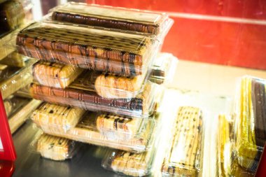 Kek Lapis Sarawak ya da Sarawak katlı kek, geleneksel olarak Sarawak, Malezya 'da özel günlerde servis edilen katmanlı bir kektir.