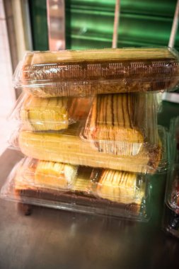 Kek Lapis Sarawak ya da Sarawak katlı kek, geleneksel olarak Sarawak, Malezya 'da özel günlerde servis edilen katmanlı bir kektir.