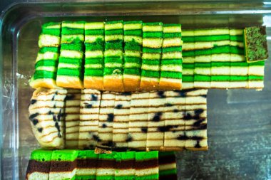 Kek Lapis Sarawak ya da Sarawak katlı kek, geleneksel olarak Sarawak, Malezya 'da özel günlerde servis edilen katmanlı bir kektir.