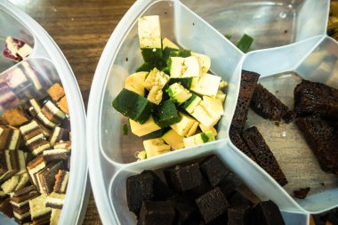 Kek Lapis Sarawak ya da Sarawak katlı kek, geleneksel olarak Sarawak, Malezya 'da özel günlerde servis edilen katmanlı bir kektir.