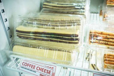 Kek Lapis Sarawak ya da Sarawak katlı kek, geleneksel olarak Sarawak, Malezya 'da özel günlerde servis edilen katmanlı bir kektir.