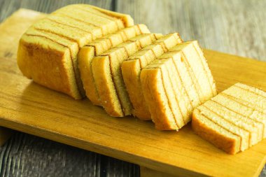 Kek Lapis Sarawak ya da Sarawak katlı kek, geleneksel olarak Sarawak, Malezya 'da özel günlerde servis edilen katmanlı bir kektir.