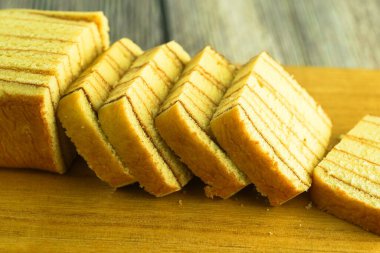 Kek Lapis Sarawak ya da Sarawak katlı kek, geleneksel olarak Sarawak, Malezya 'da özel günlerde servis edilen katmanlı bir kektir.