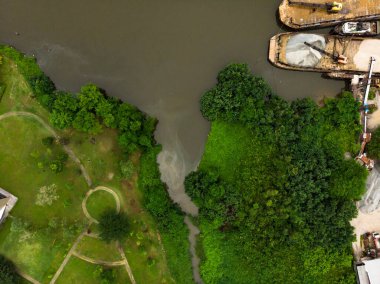 Konteyner gemisinin ihracat ve ithalat ve lojistik alanındaki hava görüntüsü. Kargoyu vinçle limana götürüyorum. Uluslararası Su Taşımacılığı.