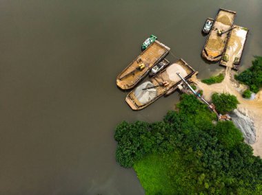 Konteyner gemisinin ihracat ve ithalat ve lojistik alanındaki hava görüntüsü. Kargoyu vinçle limana götürüyorum. Uluslararası Su Taşımacılığı.