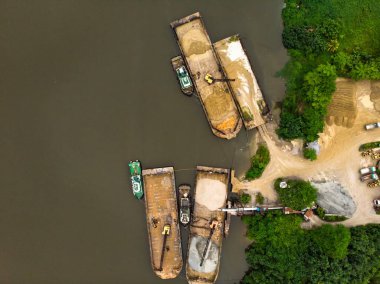 Konteyner gemisinin ihracat ve ithalat ve lojistik alanındaki hava görüntüsü. Kargoyu vinçle limana götürüyorum. Uluslararası Su Taşımacılığı.