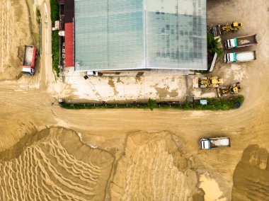 İnşaat alanının yukarıdan aşağıya görüntüsü.