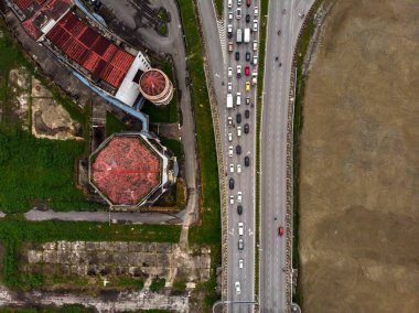 Kalabalık araçlarla yol kesişiminin yukarıdan aşağı görüntüsü
