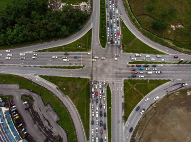 Kalabalık araçlarla yol kesişiminin yukarıdan aşağı görüntüsü