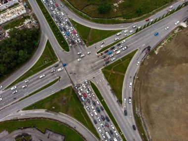 Kalabalık araçlarla yol kesişiminin yukarıdan aşağı görüntüsü