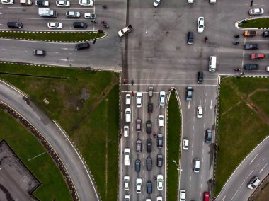 Kalabalık araçlarla yol kesişiminin yukarıdan aşağı görüntüsü