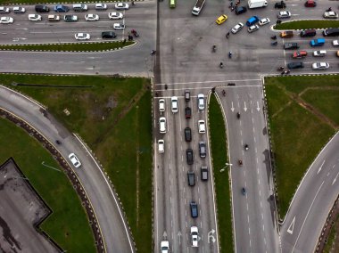 Kalabalık araçlarla yol kesişiminin yukarıdan aşağı görüntüsü