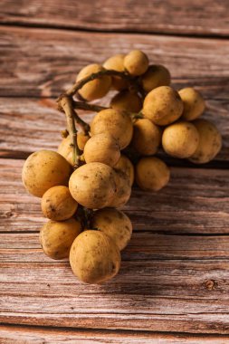 Lansium parazitium (İngilizce: Lansium parasiticum), Mahogany familyasından, ticari olarak yetiştirilmiş, yenilebilir meyveleri olan bir ağaç türüdür. Türleri Güney Doğu Asya 'ya özgüdür.