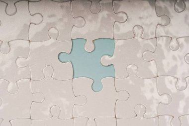 Boş beyaz yapboz parçalarının kapalı görüntüsü, seçici odak, metin için kopyalama alanı