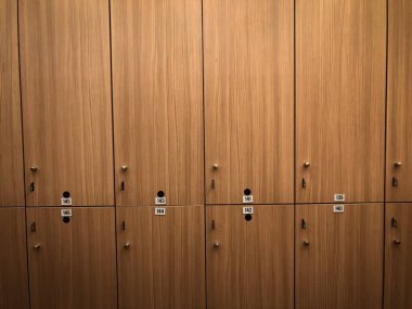 Bir spor salonunun soyunma / soyunma odasının içini..