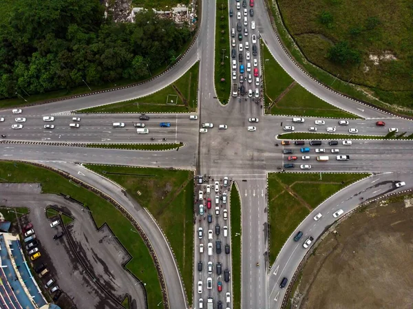 Kalabalık araçlarla yol kesişiminin yukarıdan aşağı görüntüsü