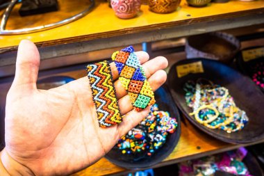 Sarawak Geleneksel El Sanatları. Genellikle Ana Pazar Caddesi 'ndeki dükkanlarda satılır turistlerin eve hatıra olarak getirmesi için Kuching, seçici odak noktası.