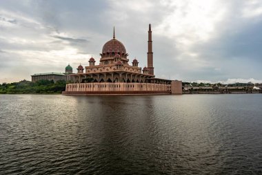 Putra Camii (Malay: Mescid Putra), Malezya 'nın Putrajaya ilinin başlıca camii. Cami inşaatı 1997 yılında başladı ve iki yıl sonra tamamlandı..