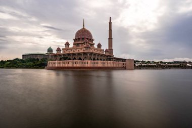 Putra Camii (Malay: Mescid Putra), Malezya 'nın Putrajaya ilinin başlıca camii. Cami inşaatı 1997 yılında başladı ve iki yıl sonra tamamlandı..