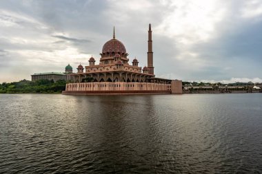 Putra Camii (Malay: Mescid Putra), Malezya 'nın Putrajaya ilinin başlıca camii. Cami inşaatı 1997 yılında başladı ve iki yıl sonra tamamlandı..