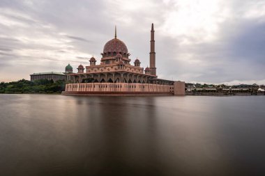 Putra Camii (Malay: Mescid Putra), Malezya 'nın Putrajaya ilinin başlıca camii. Cami inşaatı 1997 yılında başladı ve iki yıl sonra tamamlandı..