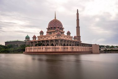 Putra Camii (Malay: Mescid Putra), Malezya 'nın Putrajaya ilinin başlıca camii. Cami inşaatı 1997 yılında başladı ve iki yıl sonra tamamlandı..