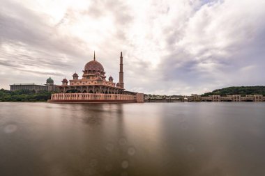 Putra Camii (Malay: Mescid Putra), Malezya 'nın Putrajaya ilinin başlıca camii. Cami inşaatı 1997 yılında başladı ve iki yıl sonra tamamlandı..