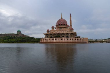 Putra Camii (Malay: Mescid Putra), Malezya 'nın Putrajaya ilinin başlıca camii. Cami inşaatı 1997 yılında başladı ve iki yıl sonra tamamlandı..