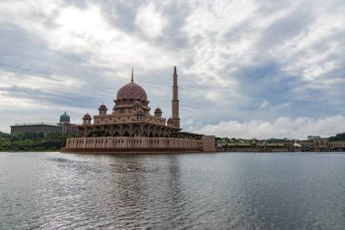 Putra Camii (Malay: Mescid Putra), Malezya 'nın Putrajaya ilinin başlıca camii. Cami inşaatı 1997 yılında başladı ve iki yıl sonra tamamlandı..