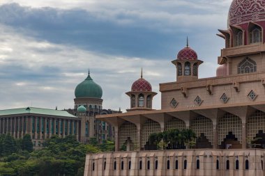 Putra Camii (Malay: Mescid Putra), Malezya 'nın Putrajaya ilinin başlıca camii. Cami inşaatı 1997 yılında başladı ve iki yıl sonra tamamlandı..