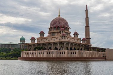 Putra Camii (Malay: Mescid Putra), Malezya 'nın Putrajaya ilinin başlıca camii. Cami inşaatı 1997 yılında başladı ve iki yıl sonra tamamlandı..