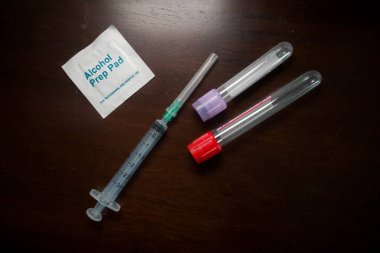 Kan alma kiti, iğneli boş şırınga, kan toplama tüpü ve alkol çubuğu, tıbbi konsept.