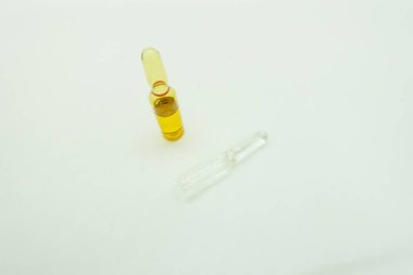 İzole edilmiş beyaz arka plan, tıbbi konsept üzerine damardan enjeksiyon ampulleri