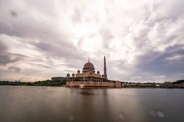 プトラ モスク マレー語 Masjid Putra マレーシアのプトラジャヤにあるモスクである モスクの建設は1997年に始まり 2年後に完成した — ストック写真