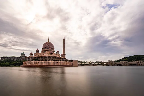 プトラ モスク マレー語 Masjid Putra マレーシアのプトラジャヤにあるモスクである モスクの建設は1997年に始まり 2年後に完成した — ストック写真