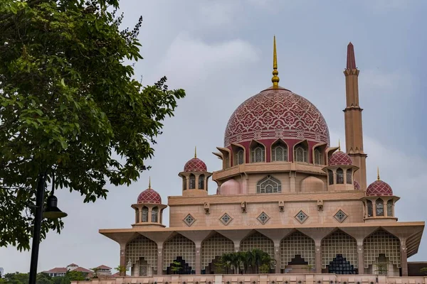 プトラ モスク マレー語 Masjid Putra マレーシアのプトラジャヤにあるモスクである モスクの建設は1997年に始まり 2年後に完成した — ストック写真