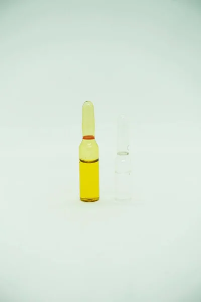 Ampollas Medicamentosas Para Inyecciones Intravenosas Sobre Fondo Blanco Aislado Concepto — Foto de Stock