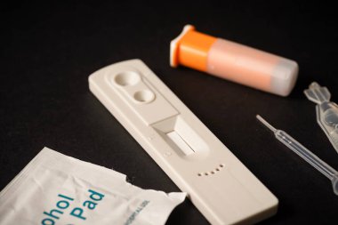 Siyah zemin üzerinde HIV hızlı test kiti