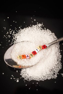 Diyabet Konsepti: Şeker yığınlarının üstüne diyabet sözcükleri. Kasım Dünya Diyabet Ayı