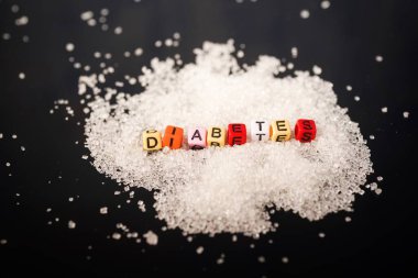Diyabet Konsepti: Şeker yığınlarının üstüne diyabet sözcükleri. Kasım Dünya Diyabet Ayı
