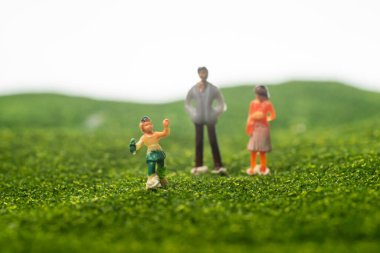 Mutlu aile kavramı: parkta minyatür aile figürleri. Seçici Odaklanma